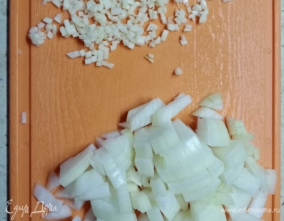 Лук режем кубиком, чеснок измельчаем. В кастрюлю наливаем растительное (подсолнечное или оливковое) масло, закладываем лук и обжариваем до небольшого изменения цвета. Я подсаливаю лук во время этого процесса.