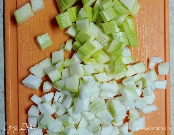 Кабачок и патиссон нарезаем небольшим кубиком и добавляем в кастрюлю. Туда же добавляем вареную чечевицу и воду, в которой она варилась. Кол-во воды зависит от того, какие супчики вы любите: густые или не очень. У нас предпочитают густые. Оставляем похлебку томиться на маленьком огне минут 15–25. За 10 минут до конца подсаливаем и добавляем приправки по вкусу. Мне в этот раз захотелось чистого вкуса, без приправ. Только при подаче в тарелки добавила молотый черный перчик. Приятного аппетита!