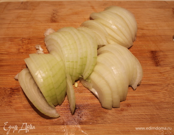 Лук нарезаем полукольцами. Морковь натираем на терке. Перец нарезаем кубиком. У меня были замороженные морковь и перец. Если у вас тоже имеются замороженные овощи, то это заметно сократит время приготовления блюда.