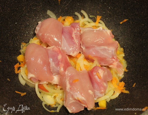 Затем из куриных бедрышек удаляем кости. Кладем в вок.