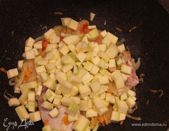 Как только курочка у нас начинает белеть, кабачок очищаем и нарезаем кубиком, затем выкладываем в вок и перемешиваем. Обязательно все тушим под закрытой крышкой.