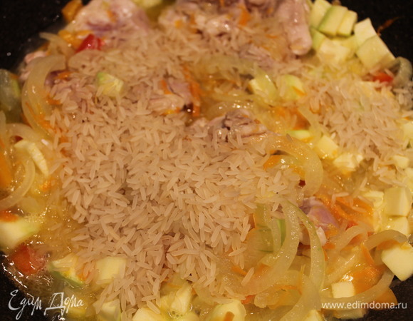 Выкладываем рис и перемешиваем. Если у вас овощи дали мало сока, то нужно добавить воды (примерно стакан).