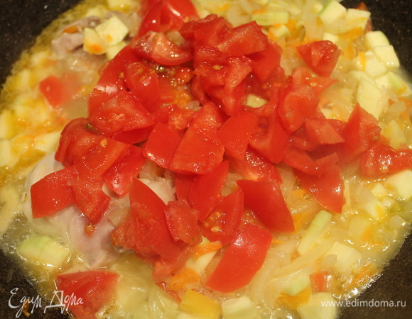 Помидор нарезаем и выкладываем в вок. Все перемешиваем и оставляем тушиться примерно на 30 минут. Также необходимо слегка помешивать.