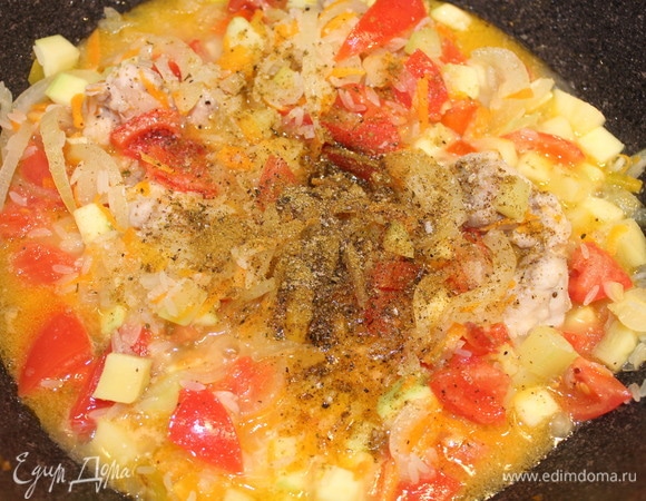 Солим и перчим по вкусу, добавляем хмели-сунели.