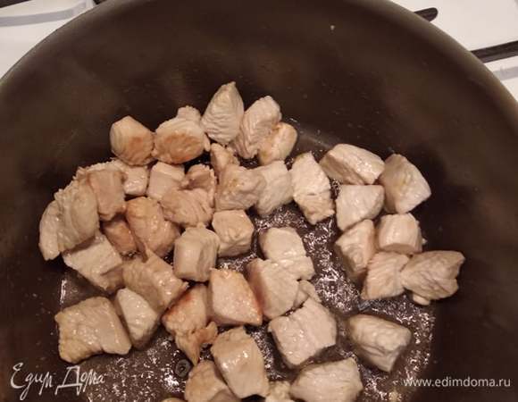 В сковороде с разогретым растительным маслом обжарить индейку до румяной корочки.