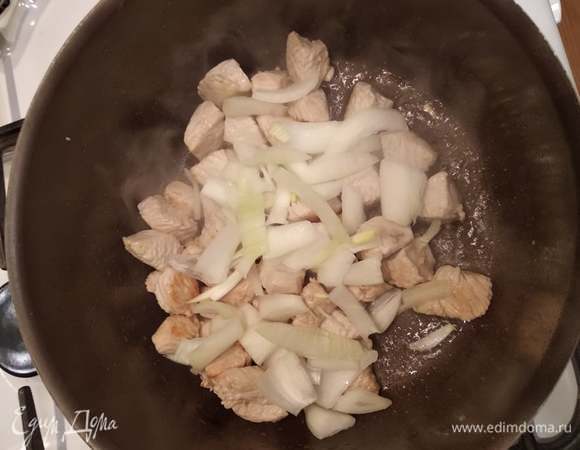 Добавить нарезанный полу- или четвертькольцами лук.