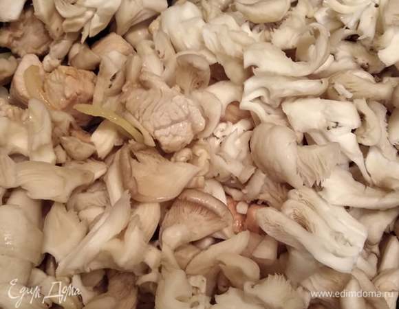Добавить нарезанные довольно крупно грибы. Обжаривать все вместе минут 5 на среднем огне, постоянно помешивая. Добавить 50–70 мл воды, закрыть крышкой и тушить на медленном огне минут 15–20.