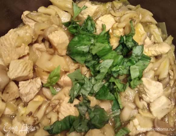 Потом посолить, поперчить, добавить базилик. У меня был свежий, поэтому использовала его, но можно и сушеный.