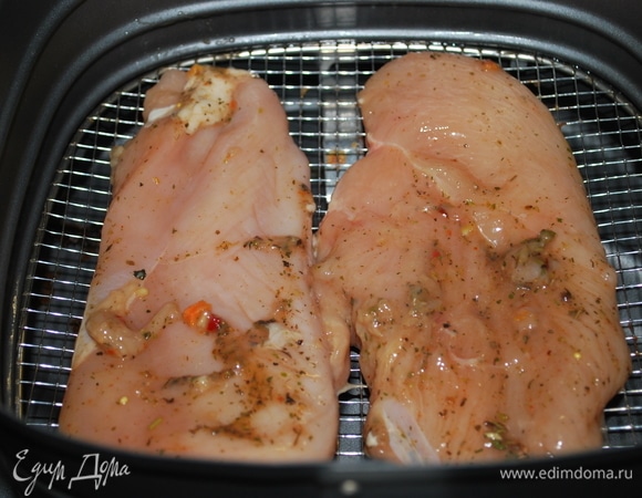 Куриную грудку разрезала на две части и замариновала на 30 минут в смеси ароматных трав и оливкового масла. Обжарила в аэрогриле в течение 6 минут при 180°C.