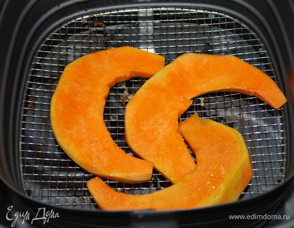 Тыкву нарезала тонкими полосками и запекла в аэрогриле при 180°C в течение 5 минут.