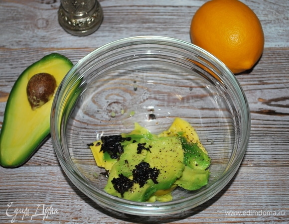 Авокадо разрежьте пополам и уберите косточку. Достаньте мякоть с помощью ложки. Смешайте мякоть авокадо, нарезанные листики базилика и сок лимона. Приправьте солью и черным перцем.