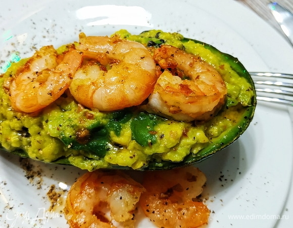 Кожуру половинок авокадо нафаршируйте пюре. Украсьте креветками (по желанию сбрызните оливковым маслом, в котором обжаривались креветки). Салат готов. Приятного аппетита.