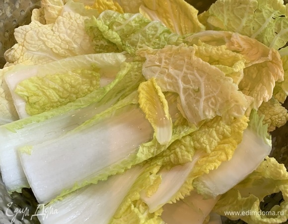 Оставляем на 10–12 часов мариноваться в холодильнике (в удобной емкости). После необходимо промыть листы от соли.