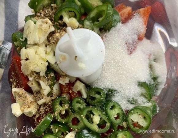 Для соуса соединяем в блендере болгарский перец, чили (у меня зеленый острый), чеснок, уксус 9%, сахар и кориандр. Кориандр предварительно я измельчила, так как у меня были семена.