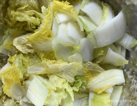 Промытую капусту нарезаем квадратиками.