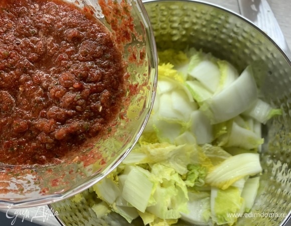 Заливаем все приготовленным соусом и хорошенько перемешиваем.