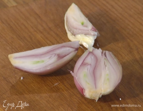 Шалот почистить и разрезать на 4 части.