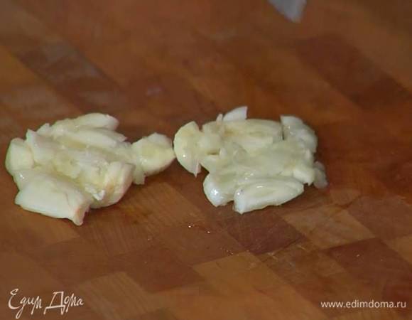 Чеснок почистить и раздавить плоской стороной ножа.