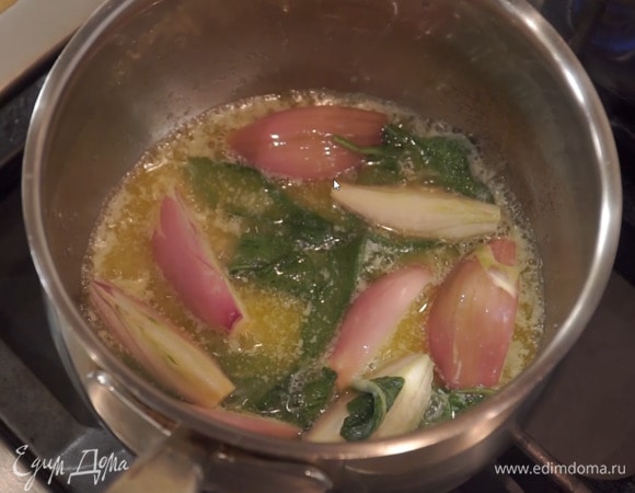 В растопленное масло с шалфеем добавить шалот и чеснок, все слегка посолить, поперчить и томить на небольшом огне, пока овощи не станут мягкими и нежными.