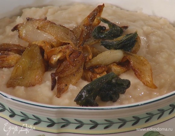 Фасолевое пюре выложить в красивую посуду и украсить вынутыми из масла шалфеем, чесноком и шалотом.