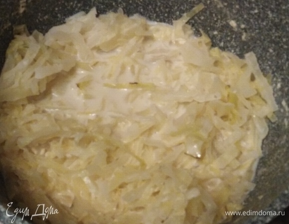 Капусту нашинковать. Отварить в молоке до мягкости.