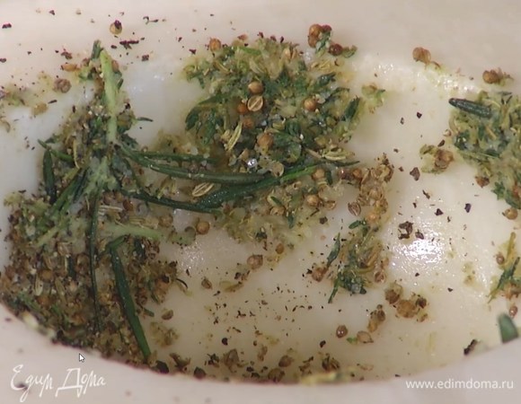 Чеснок почистить и растереть в ступке с солью, добавить семена фенхеля, кориандр, листья тимьяна и розмарина, поперчить и растереть все в пасту, затем влить оливковое масло и перемешать.