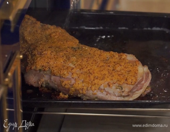 Запекать мясо в разогретой духовке 15 минут.