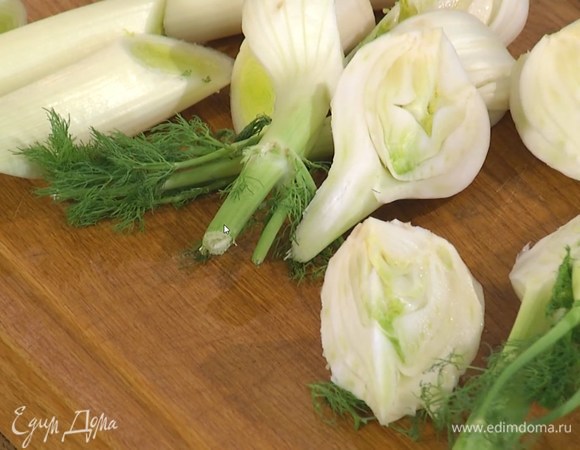 Фенхель и светлую часть порея крупно нарезать.