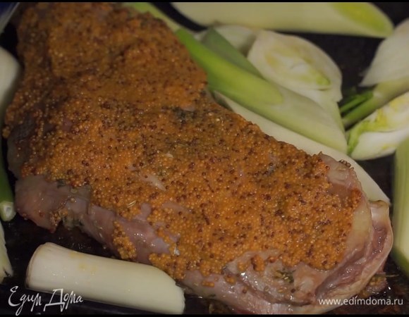 В противень с мясом влить сухое вино, 100‒150 мл горячей воды, добавить нарезанные овощи, понизить температуру в духовке до 150ºС и запекать ягнятину еще полтора часа.