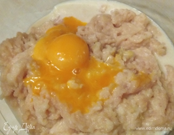 Грудку пропустить через мясорубку вместе с чесноком, капустой и молоком, в котором она тушилась. Добавить желтки. Посолить, поперчить. Перемешать.