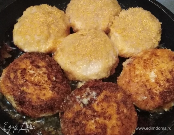 Влажными руками сформировать котлетки. Обвалять в панировочных сухарях. Выложить в разогретую сковороду с растительным маслом.