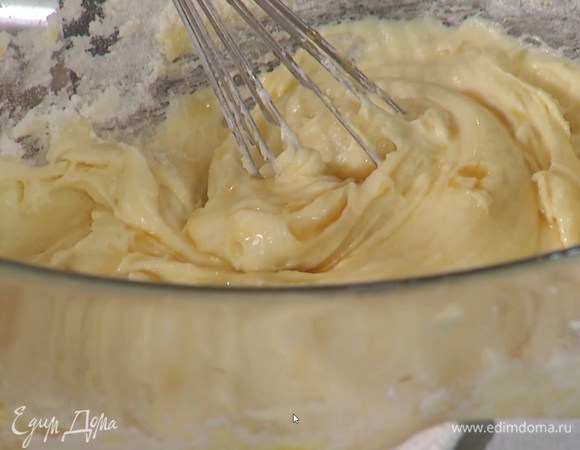Сахар и 130 г предварительно размягченного сливочного масла взбить блендером с насадкой-венчиком на маленькой скорости. Продолжая взбивать, по одному ввести яйца, добавить немного муки с разрыхлителем и часть сметаны, затем, не выключая комбайна, влить экстракт ванили, добавить оставшуюся сметану. Всыпать оставшуюся муку и взбивать, пока не получится однородное нежное тесто.