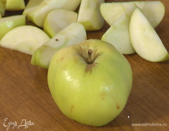 Яблоки, удалив сердцевину, нарезать дольками.