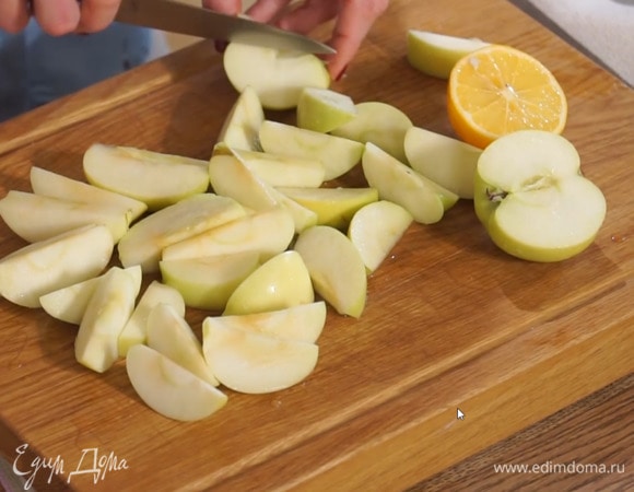 Выжать сок из лимона и полить нарезанные яблоки.<br />
 