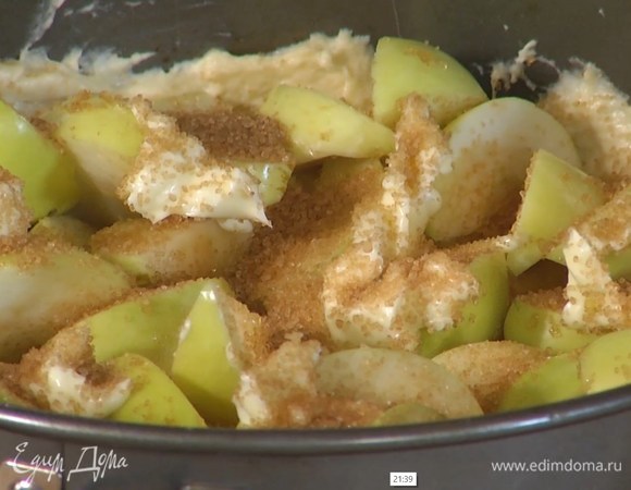 Выложить яблоки на тесто, сверху разложить кусочки оставшегося сливочного масла, посыпать сахаром.