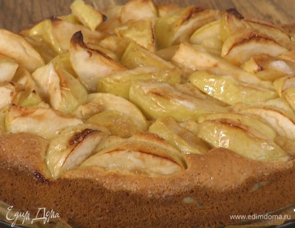 Выпекать пирог в разогретой духовке 30‒40 минут в зависимости от мощности духовки.