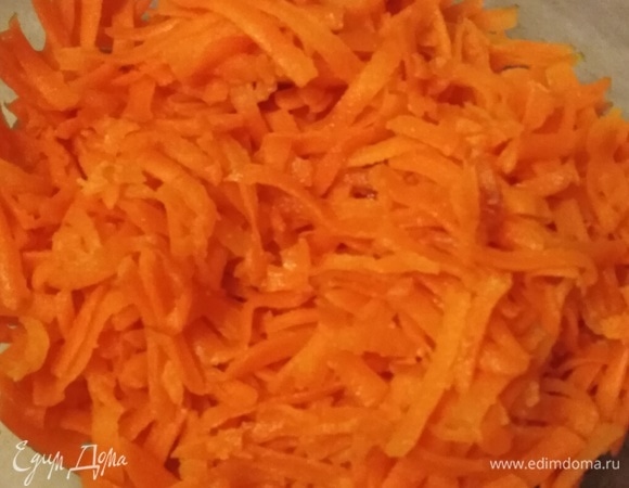 Морковь натереть на крупной терке. Припустить на сливочном масле, подсолив, до полуготовности в течение 7–8 минут, помешивая. Немного остудить.
