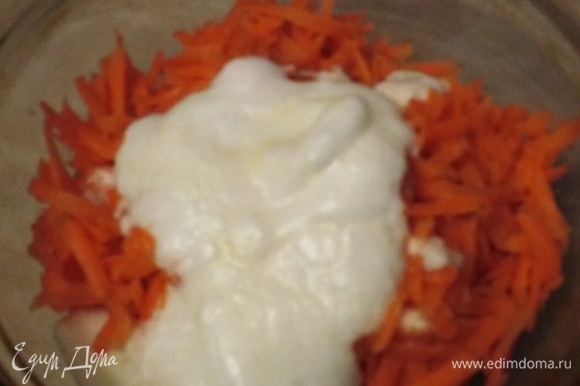 Белки взбить со щепоткой соли в густую пену. Аккуратно перемешать с морковью.
