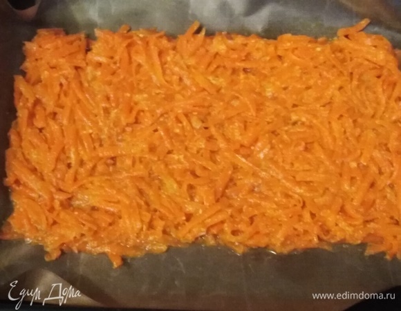 Выложить пластом на пекарскую бумагу или на лист для выпечки.