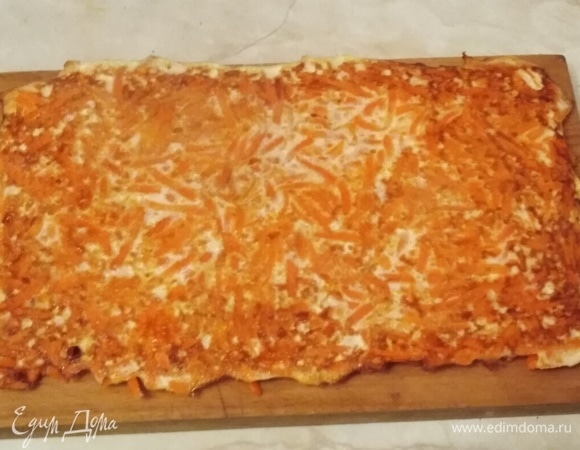 Перевернуть запеченный морковный пласт обратной стороной.