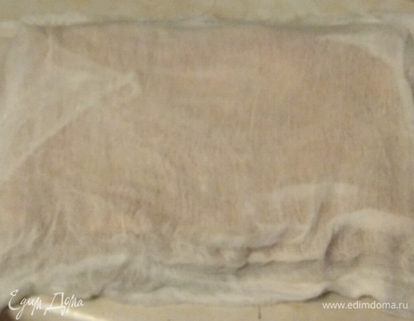 Накрыть влажной марлей или полотенцем. Дать остыть до комнатной температуры. Сделать начинку.