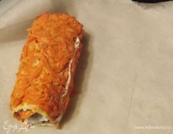 Рулет завернуть в пекарскую бумагу. Убрать в холодильник на 1,5 часа.