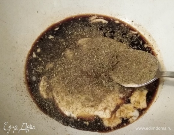 Соевый соус смешать с майонезом, майораном, горчицей и растительным маслом.