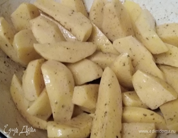 Картофель очистить. Смешать с соусом.