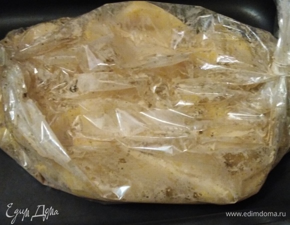 Выложить в пакет для запекания. Завязать. Встряхнуть. Поставить в разогретую духовку.