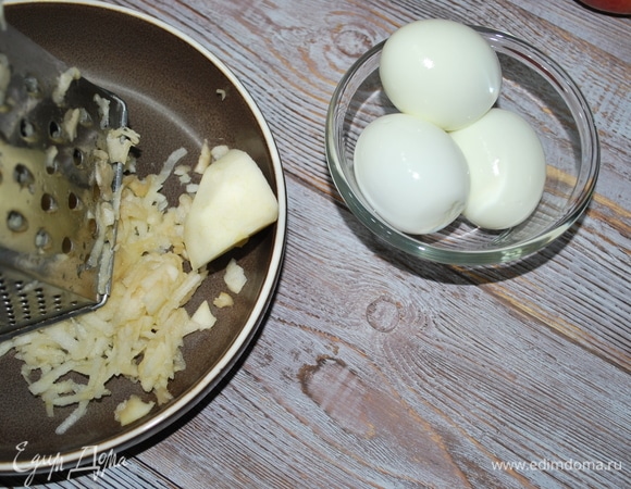 1 слой — натереть яблоко на крупной терке.