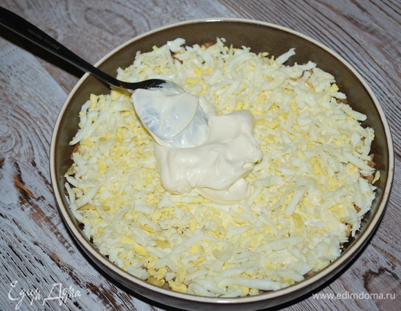 2 слой — натереть яйца на крупной терке (между слоями промазать майонезом).