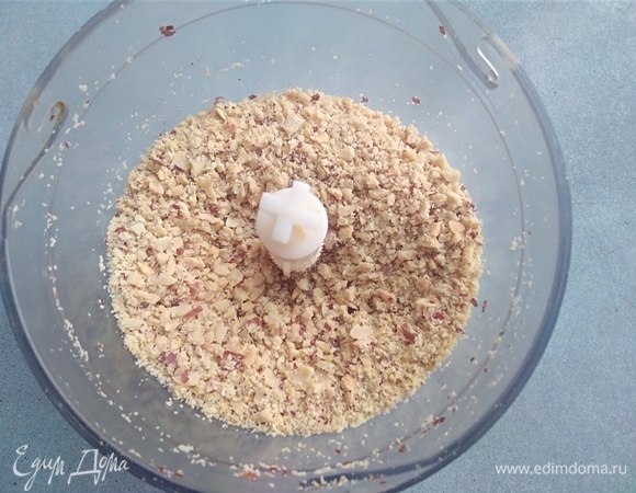 Очищенный от кожицы арахис измельчить до крупной крошки. Вы можете взять любые орехи по вашему вкусу.