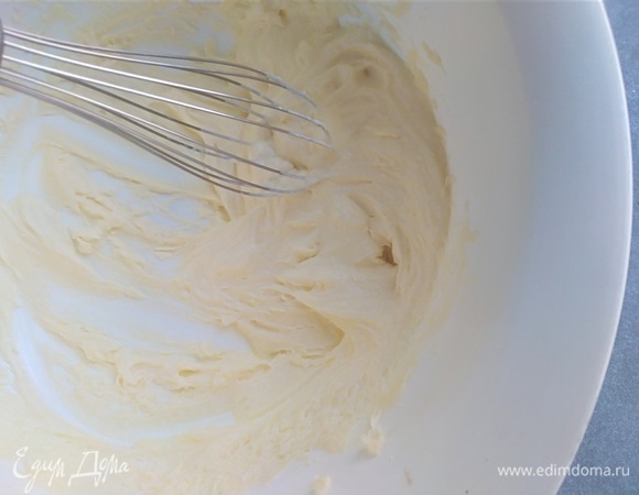 Размягченное масло и оба вида сахара взбить до светлой пышной массы.
