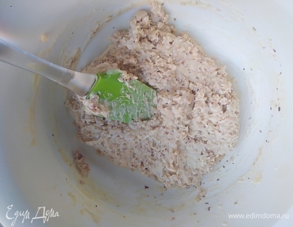 Добавить измельченные орешки и перемешать лопаткой.